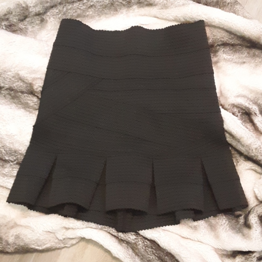 Black bandage skirt with bottom pleats